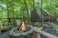 Hot Tub+Fire Pit, Fireplace, Grill, WiFi, Resort Access, Pet Friendly, Skiing!