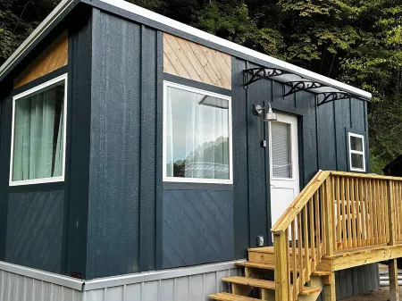 Tiny Home on Wheels: Your Modern Escape Awaits" Отели в г. Пайк