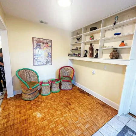Central Location  Beach Access BBQ  Patio Cottage