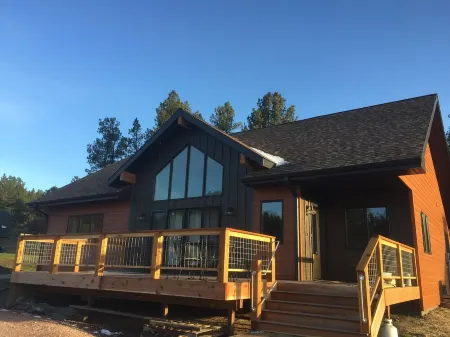 Newer Modern Lodge! Central Black Hills, 4 Bdrms/2 Baths-15 Min. to Mt. Rushmore