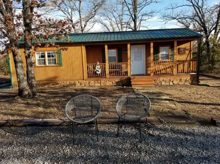 Cabin for two on 160 Acres,less than 20 min from Choctaw Casino Durant OK