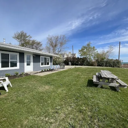 Cozy Lakefront Cottage - Gorgeous Views of Lake Huron!