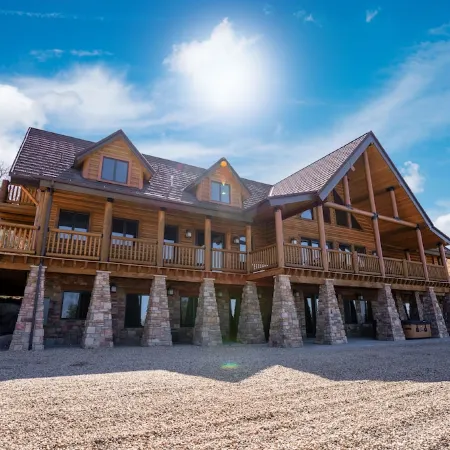 Luxurious Mountain Lodge