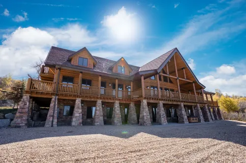 Luxurious Mountain lodge for corporate retreats or large /  family gatherings - Boutique