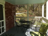 The Tannery!  Private Dipping Pool In The Warm Springs Stream!  Pet Friendly! Hotéis em Bath County