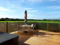 Honeysuckle lodge - sleeps 4/5 with wood burner and private hot tub Hotels in Cheddar
