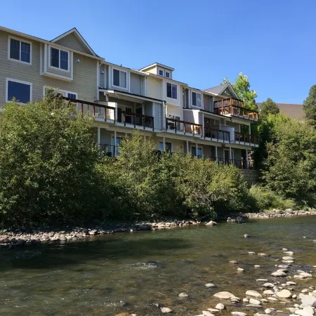 Town Home On The River. A/C. Views. Fish. Hot Springs. Walk To Town .