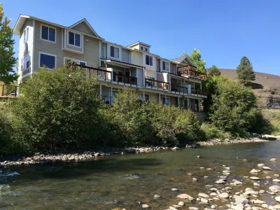 Town Home On The River. A/C. Views. Fish. Hot Springs. Walk To Town .