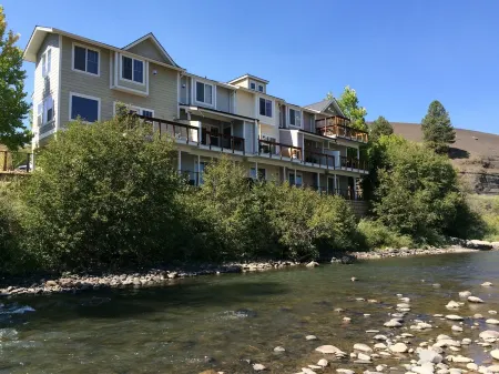Town Home On The River. A/C. Views. Fish. Hot Springs. Walk To Town .