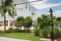 Stunning & Welcoming Pool Home on Canal