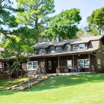 Cozy Log Cabin - Lakefront 2 Boat Lifts 2 Jet Ski Lift FirePit 1Gig WiFi Отели в г. Ливингстон