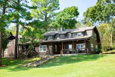 Cozy Log Cabin - Lakefront 2 Boat Lifts 2 Jet Ski Lift FirePit 1Gig WiFi Các khách sạn gần Polk County Courthouse