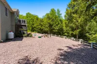 All-in-One - Game Room, Golf Simulator, Hot Tub, BBQ, EV Charger in Jim Thorpe!