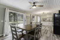 BLUE SPRUCE COTTAGE - Modern Lake House w/ shared Frontage on Thayer Lake