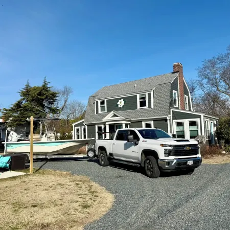 Minutes to the BEACH! Boat friendly, fire pit, bocci & large yard for famly fun!