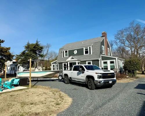 Minutes to the BEACH! Boat friendly, fire pit, bocci & large yard for famly fun!