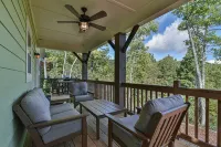 Luxury 2 Bedroom, Mountain Views, Hot Tub, Hiking