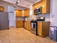 Bright & Comfy ~ 5 star Location~ Large Deck Oasis Hotels in Brookhaven