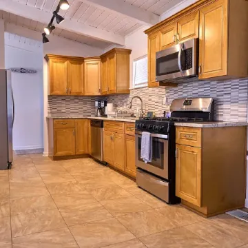 Bright & Comfy ~ 5 star Location~ Large Deck Oasis