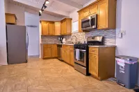 Bright & Comfy ~ 5 star Location~ Large Deck Oasis