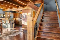 NEW! Laughing Moose Lodge. Stunning Mtn Views, Fireplace, Billiards, Hot Tub.
