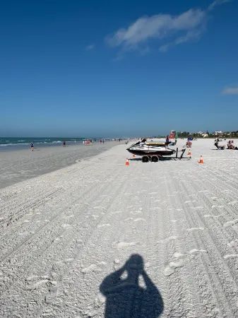 Siesta Key Cottage – Best Value! Just Cross the Street to the Gulf! Отели рядом с достопримечательностью «Кресент Бич»