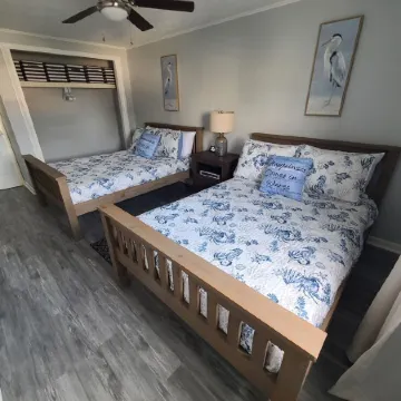 Cozy Boathouse Located at the Cedar Point Entrance!