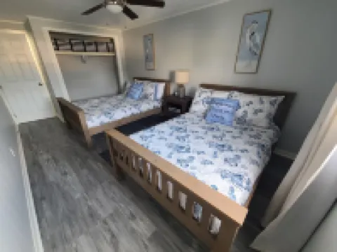 Cozy Boathouse Located at the Cedar Point Entrance!