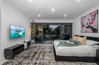 Central Miami Luxury Home, Heated Pool, Jacuzzi, Billiards, Grill