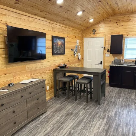 Cabin Unit 2 of 6 with 1 bedroom and WiFi, AC in serene Paige