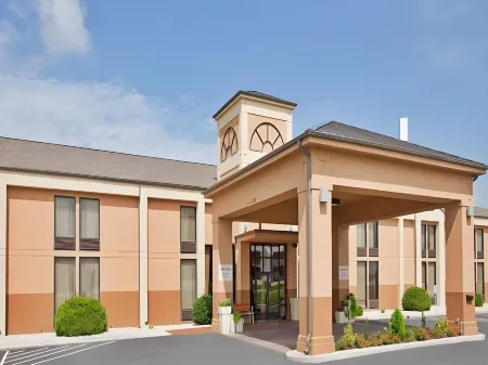 Holiday Inn Express Marshfield (Springfield Area) Отели в г. Маршфилд