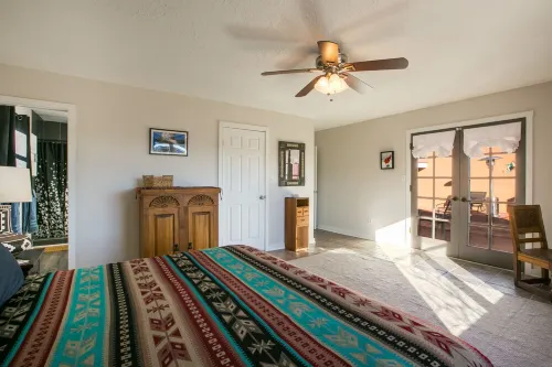 Pet-friendly house 35 minutes from ABQ airport;  45 minutes to Santa Fe; Artsy