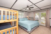 Waterfront- Pet OK- Pools-Sleeps 8-Self Check-in Beach Club Parking Included.