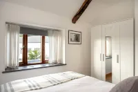 Luxury Character Cottage, less than 5 mins walk to the North Cornwall Coast