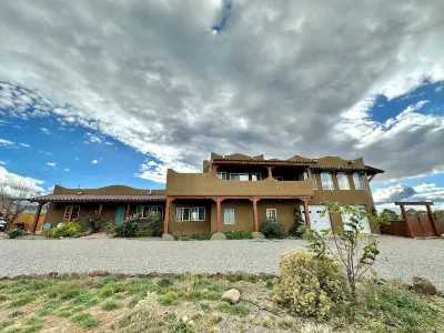 Tranquil 7-bedroom house near the center of Taos