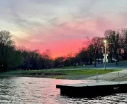 Charming 3 bedroom lake front house in Gilbertsville with WiFi and AC