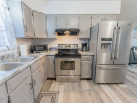 Lake Views, Cozy 2-bedroom condo newly remodeled, downtown Escanaba Hoteles en Escanaba