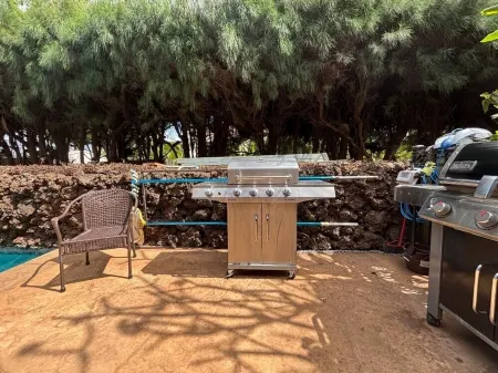 Winter Deals! Partial Ocean View Condo with Pool & Just Steps to Beach. Отели рядом с достопримечательностью «Keaka Beach»