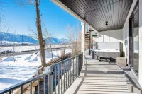 Creekside Cabin: Redlight, Yoga Studio, Sauna, & Cold Plunge; 10-min to skiing