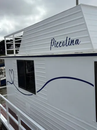 Piccolina Floating Accomodation Отели в г. Гулва