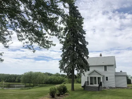 Your place to get away from it all.   Only 20 miles to Madison