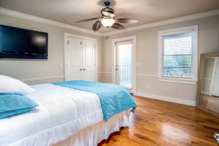 Winter Availability- 900 Beach House- 3/2 Upstairs Home-Steps to the beach Отели рядом с достопримечательностью «Marine Discovery Center»