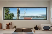 Tranquil Lake View Guest Retreat Hotels near Link Light Rail - Tukwila Station
