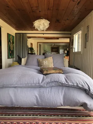 Cool vibes w/ 150' private beach, big views, trees, like northern Cali retreat Hotel dekat Harrisville State Park