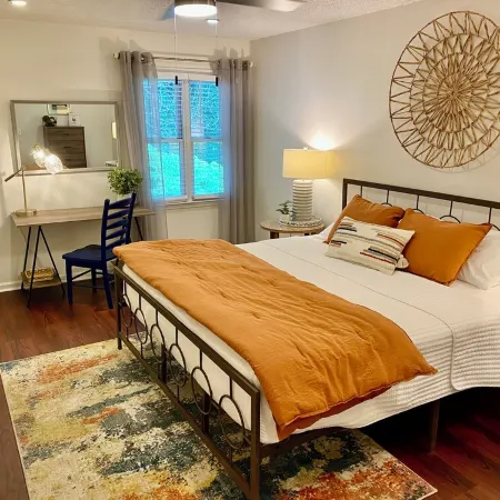 JET'S HANGAR: WALKABLE, PET-FRIENDLY, RENOVATED Game Day Townhome!