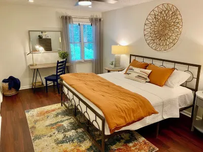 JET'S HANGAR:  WALKABLE, PET-FRIENDLY, RENOVATED Game Day Townhome!