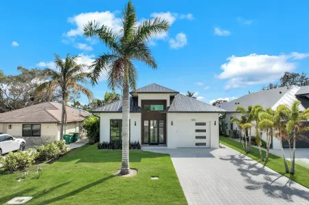 Gulf Haven Hideaway: Naples 4BD Oasis - Pool + Spa Отели рядом с достопримечательностью «Ровер Ран»