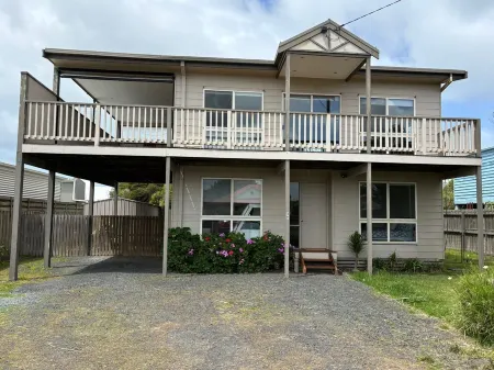 Relaxing home minutes from the beach