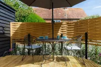 Gorgeous Shepherds Hut - Walk to Beach & Pub Hotels near University of Chichester