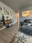 Charming Feathers Theme Home, King Bed, 2-bedroom house in Aurora with WiFi